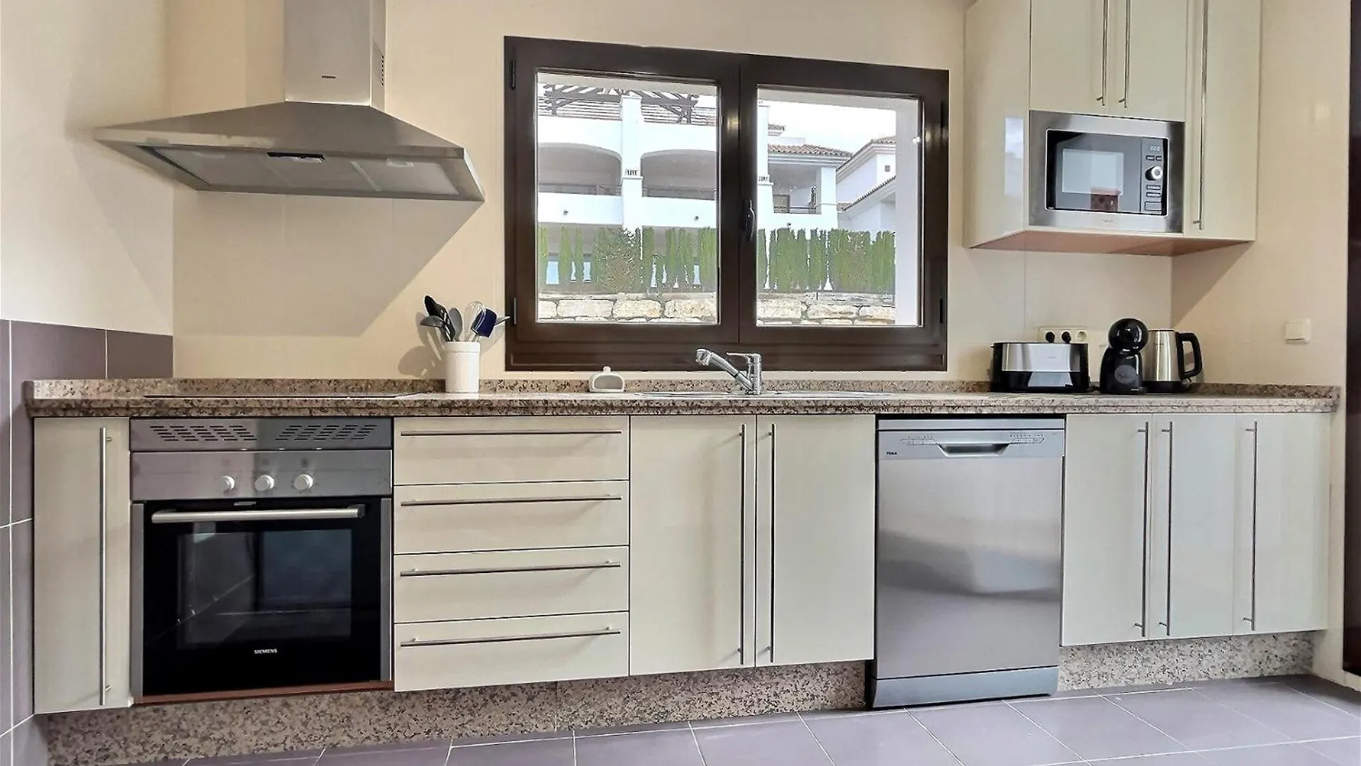 Apartment Superb 3-Bed Penthouse Minutes Drive To The Beach Buenas Noches