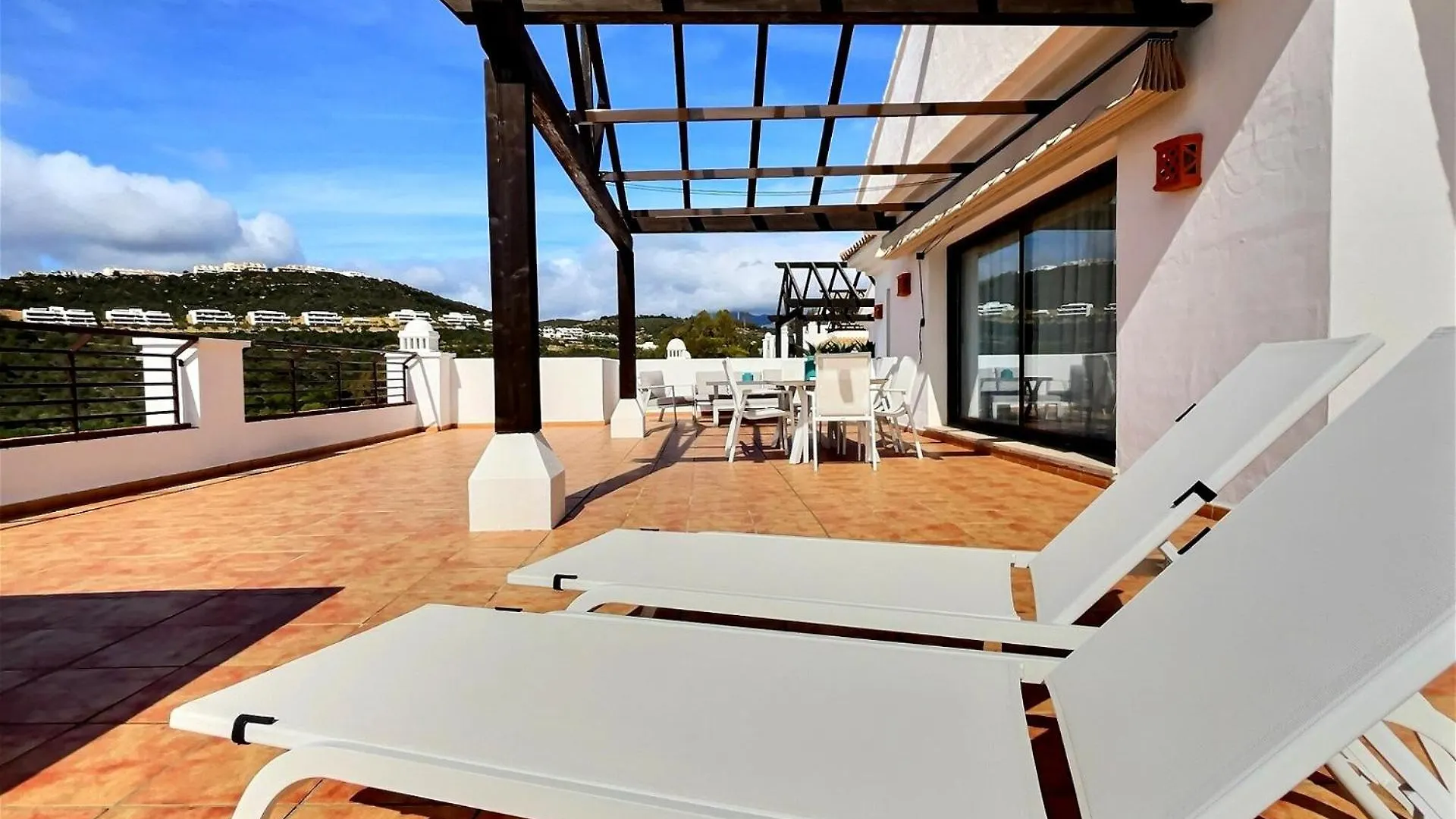Apartment Superb 3-Bed Penthouse Minutes Drive To The Beach Buenas Noches