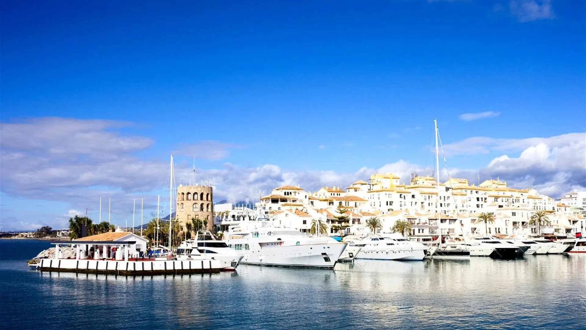 Apartment Superb 3-Bed Penthouse Minutes Drive To The Beach Buenas Noches