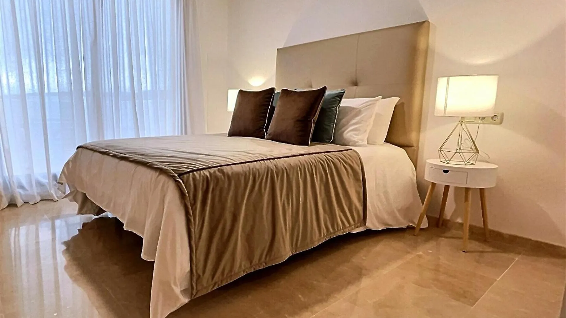 Superb 3-Bed Penthouse Minutes Drive To The Beach Buenas Noches Apartment