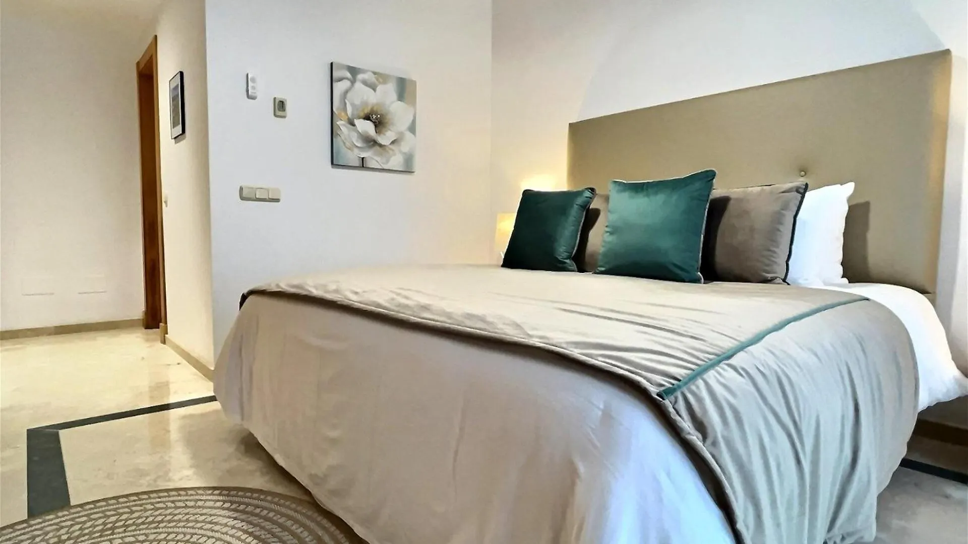 Superb 3-Bed Penthouse Minutes Drive To The Beach Buenas Noches 0*,