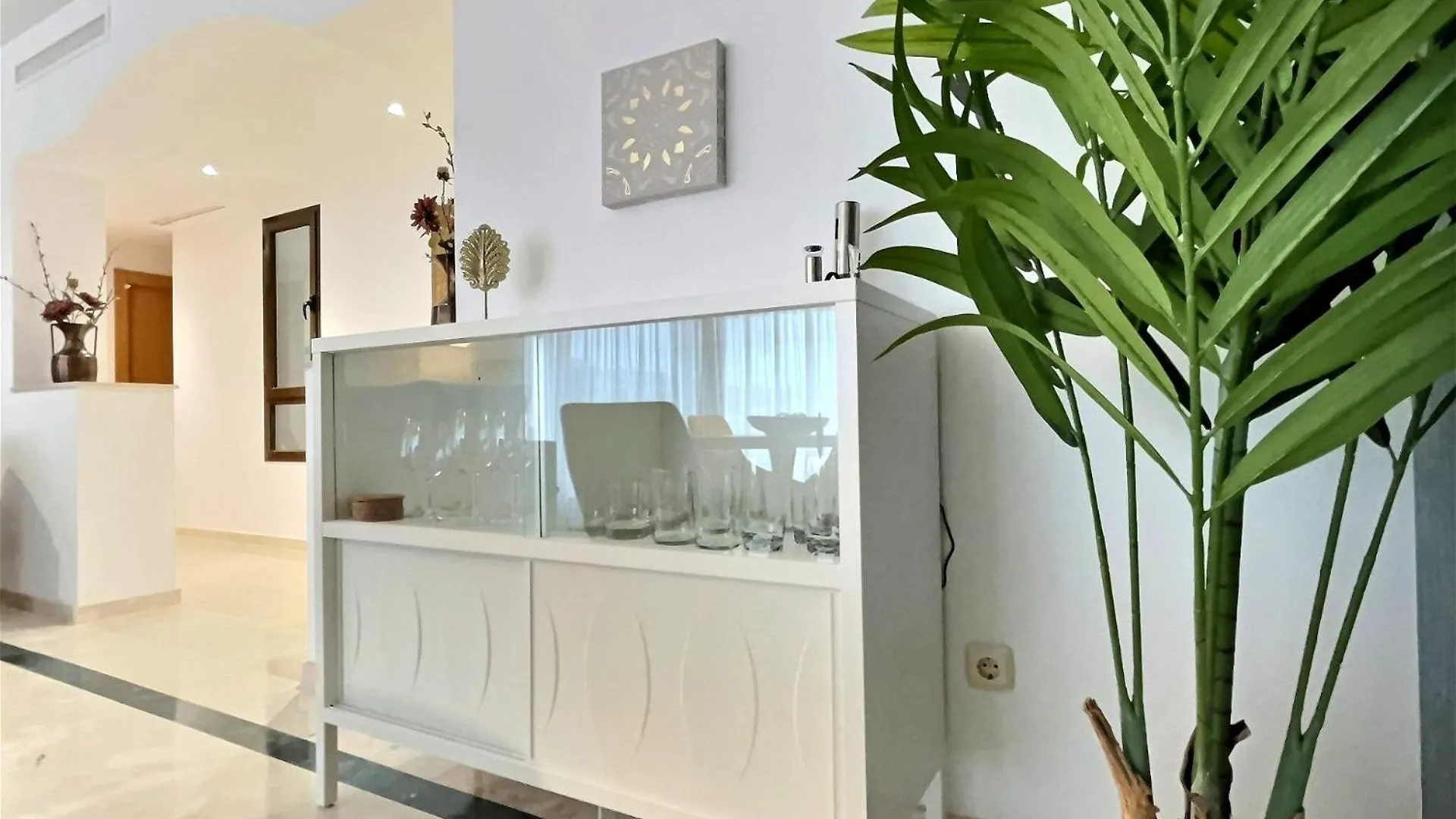 Superb 3-Bed Penthouse Minutes Drive To The Beach Buenas Noches Apartment