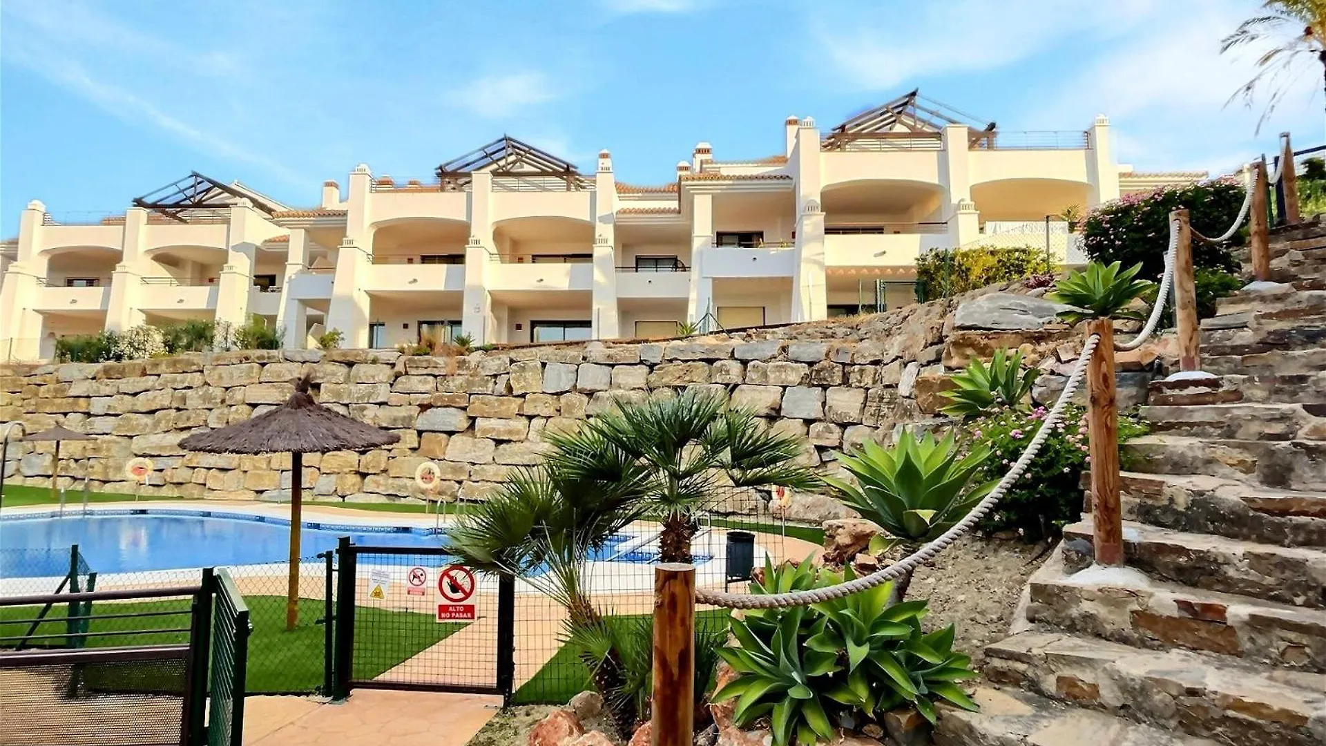 Superb 3-Bed Penthouse Minutes Drive To The Beach Buenas Noches 0*,