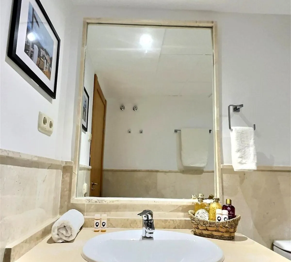 Superb 3-Bed Penthouse Minutes Drive To The Beach Buenas Noches 0*,  Spanje