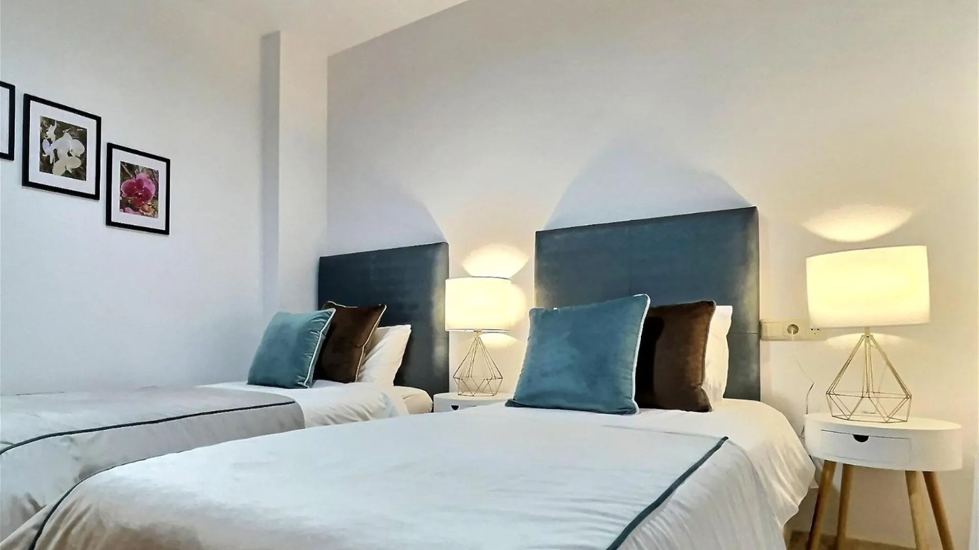 Appartement Superb 3-Bed Penthouse Minutes Drive To The Beach Buenas Noches Spanje
